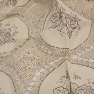 Vintage Rose Pattern Table Topper.